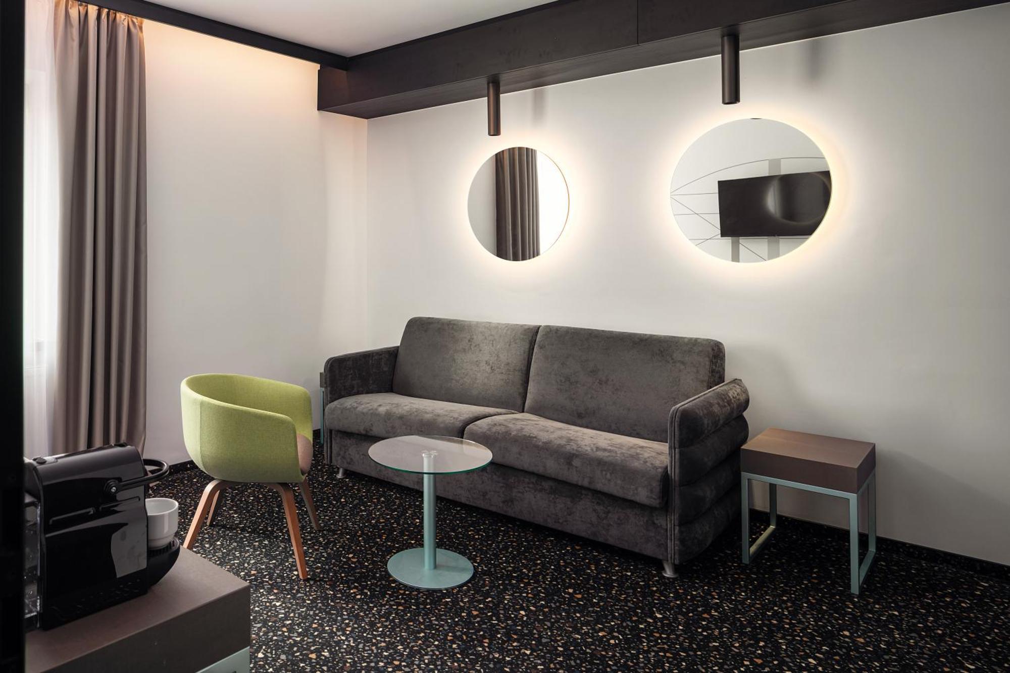 Hotel Ea Embassy 4*
